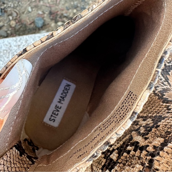 New Steve Madden Julianna Pointed Toe Tan Snake Embossed Bootie Size Womens - Picture 6 of 9